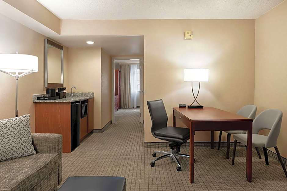 Embassy Suites by Hilton Cincinnati RiverCenter atrium