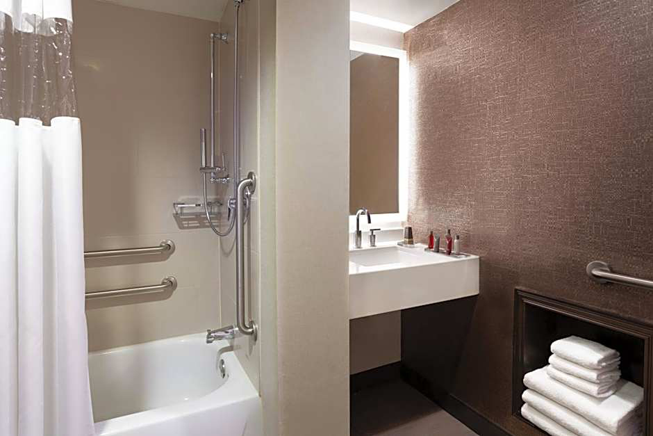 Cincinnati Marriott at RiverCenter atrium