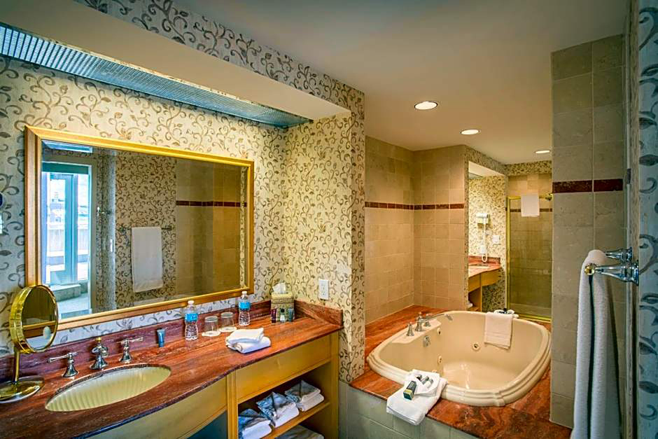 Cincinnati Marriott at RiverCenter guest room